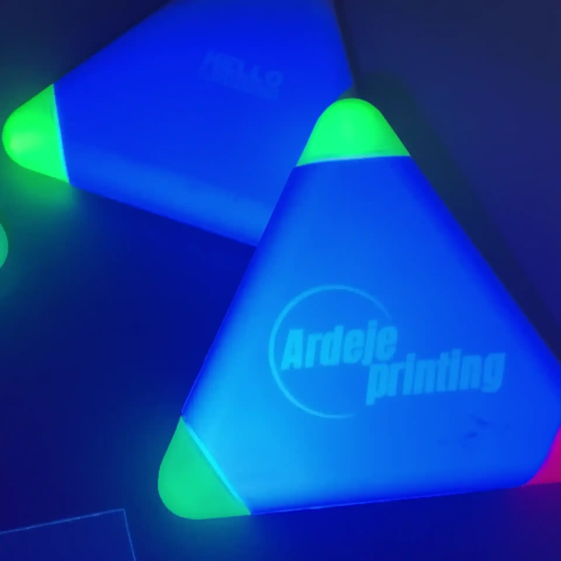 Impression d'encre anticontrefaçon révélable à la lumière UV.